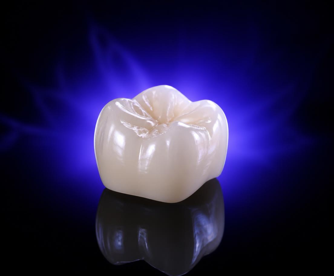 Corona dental de zirconia con iluminación azul